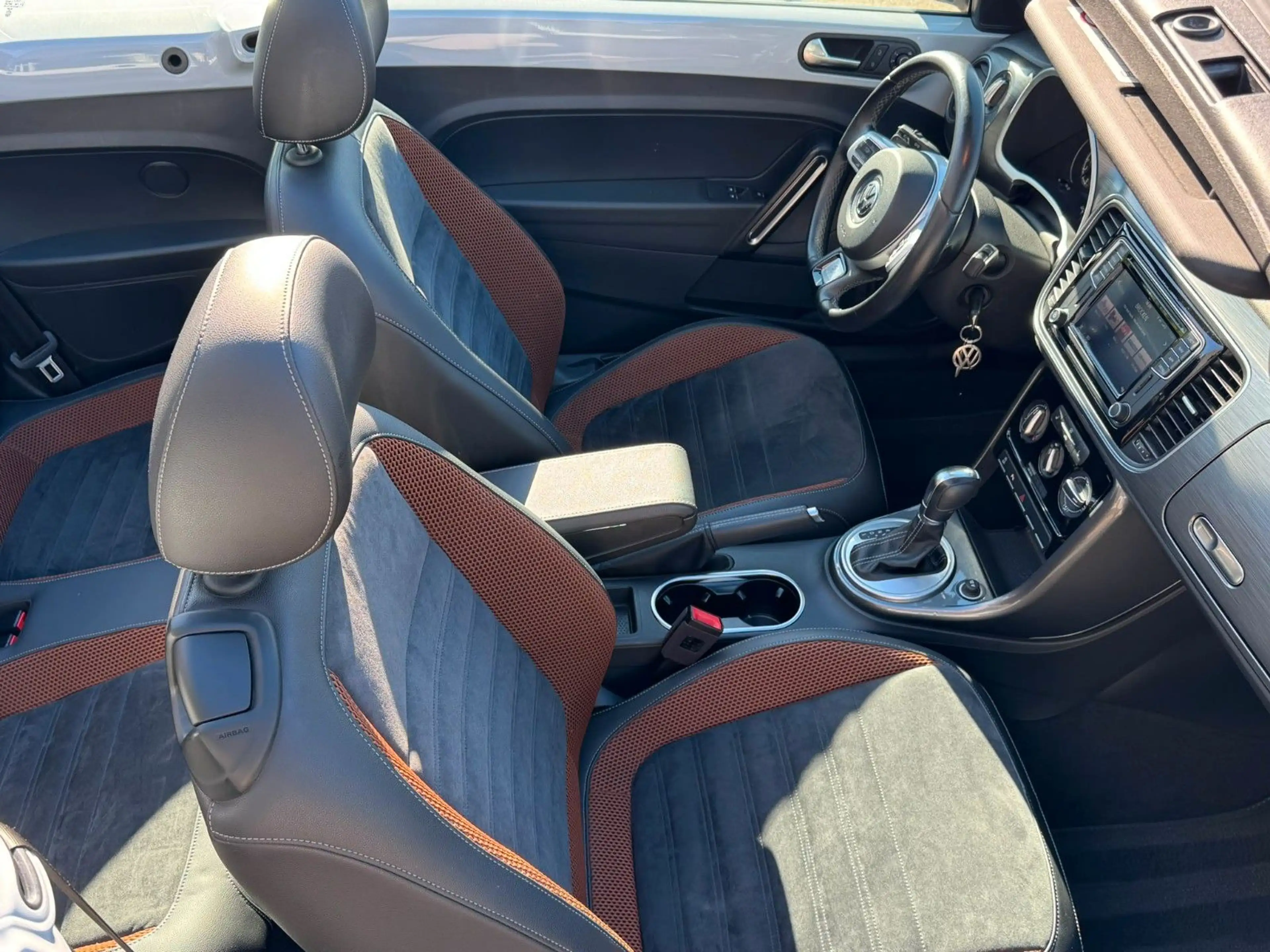 Volkswagen Beetle Cabriolet Karmann PDC Sitzheizung — photo 9