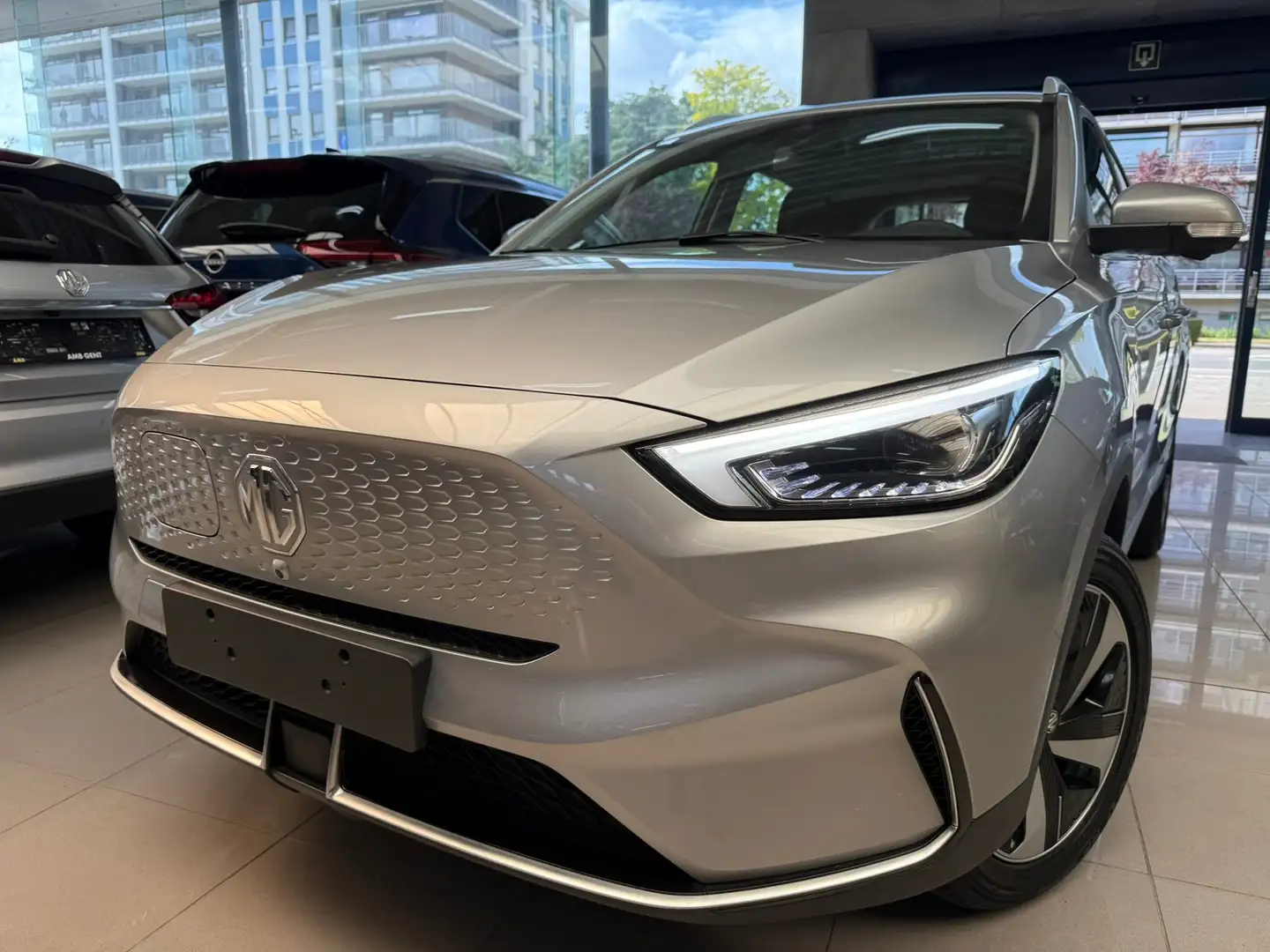 MG ZS e-ZS 51 kWh LUXURY+LEDER/EL.ZETEL/360 CAM - NIEUW Argent - 1