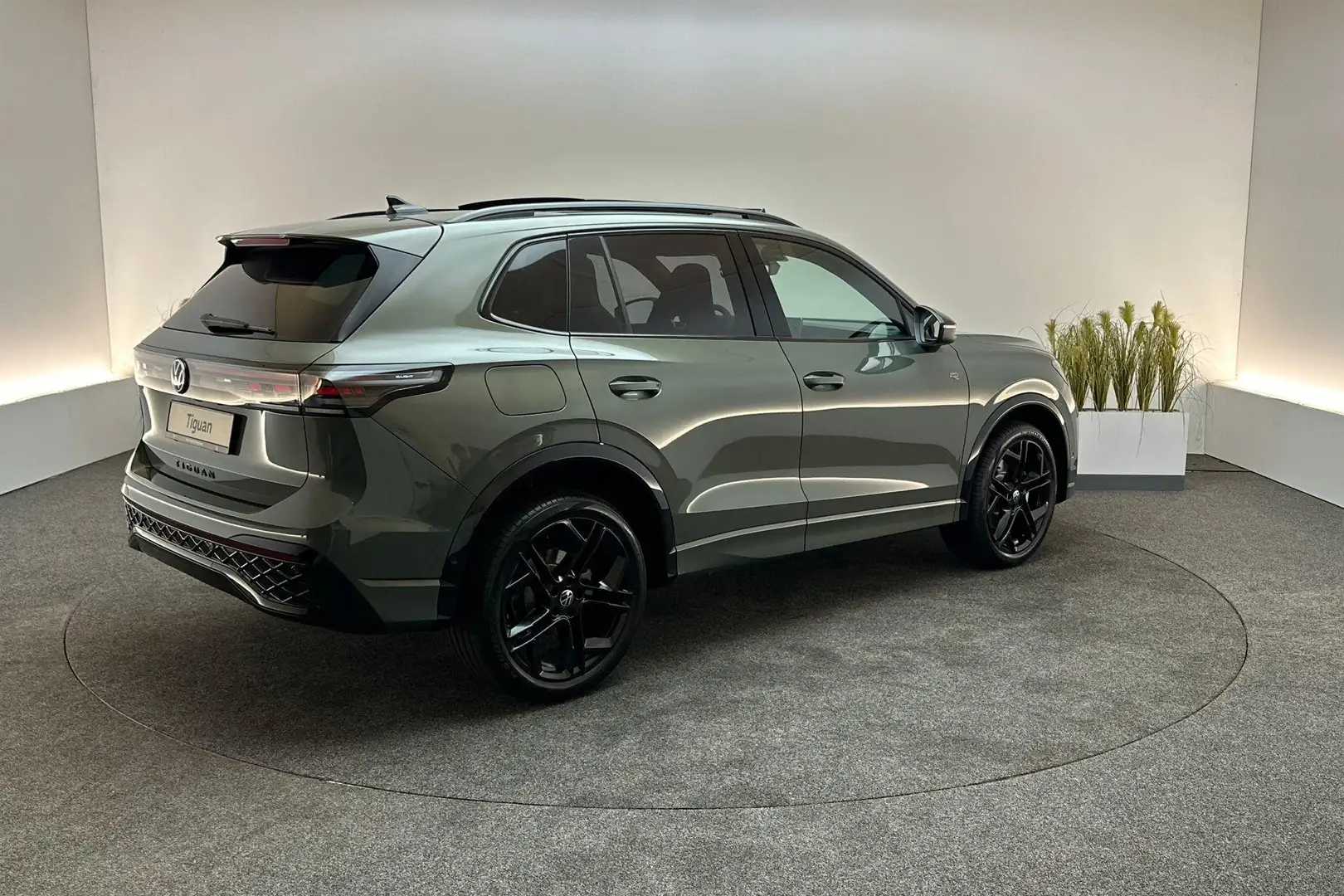 Volkswagen Tiguan R-Line-Edition 1.5 DSG eHybrid Зелений - 2
