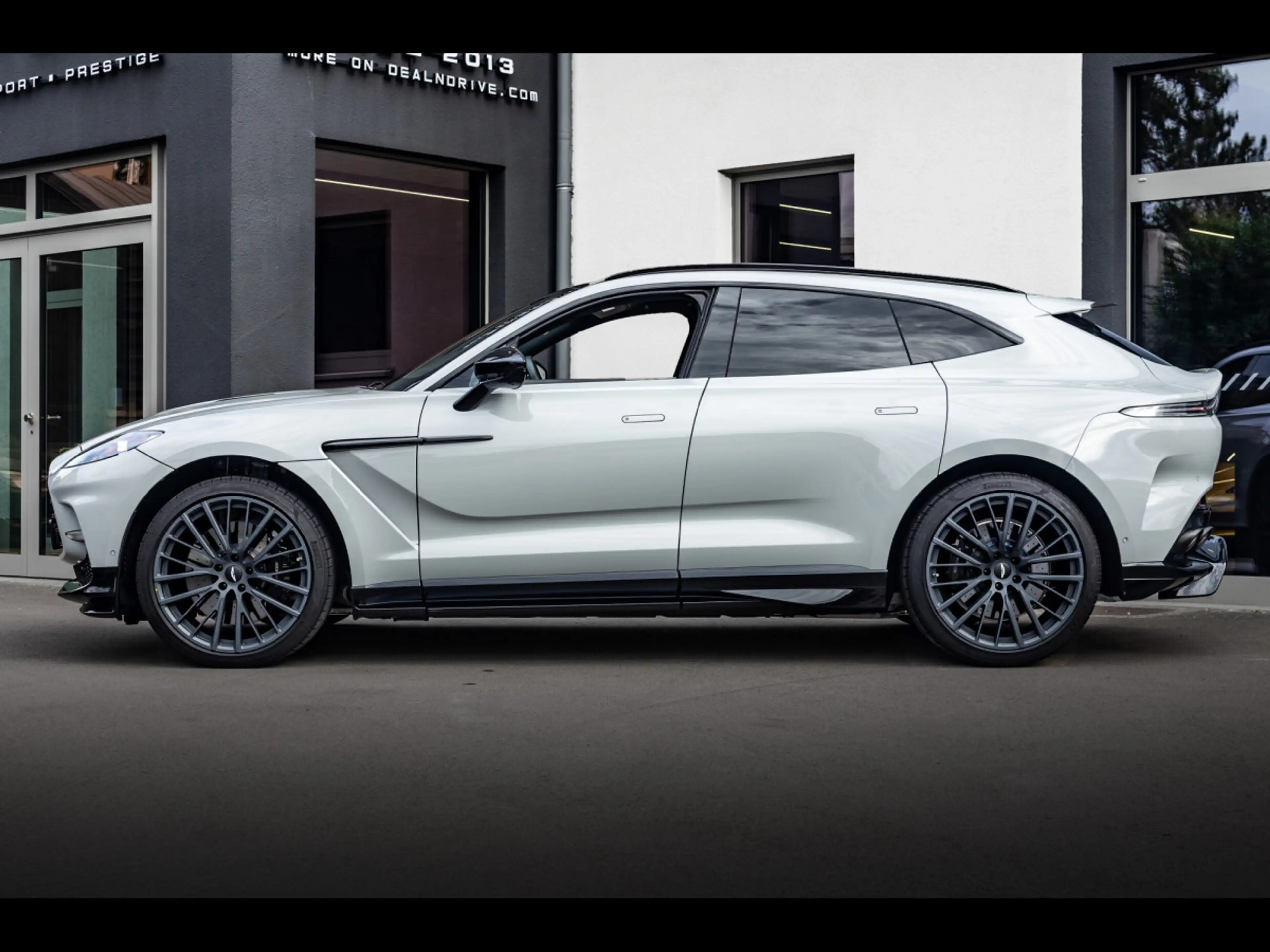 Aston Martin DBX 707 4.0 V8°APEX GREY°23'°360°CARBON°ACC — photo 2