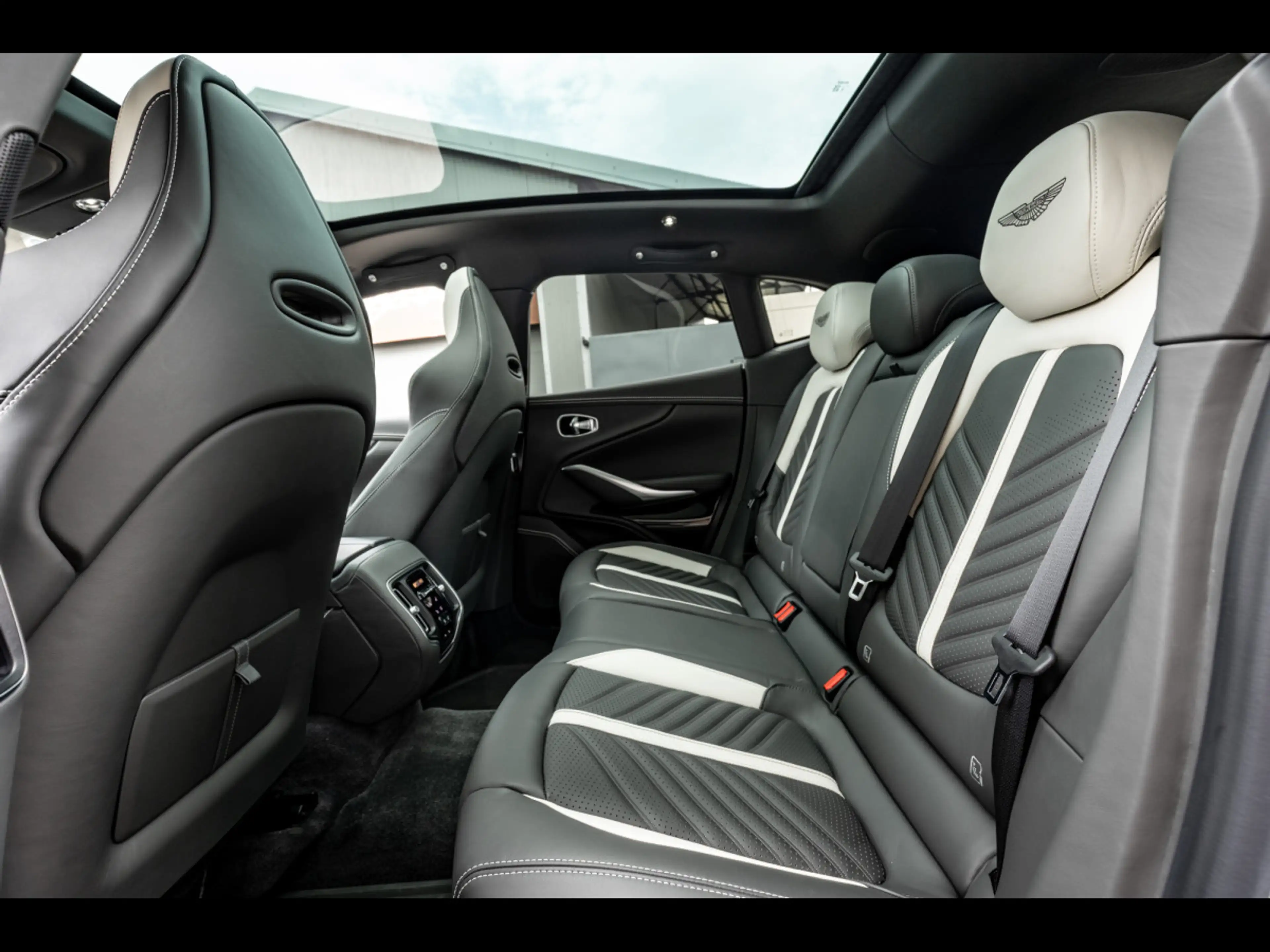 Aston Martin DBX 707 4.0 V8°APEX GREY°23'°360°CARBON°ACC — photo 13