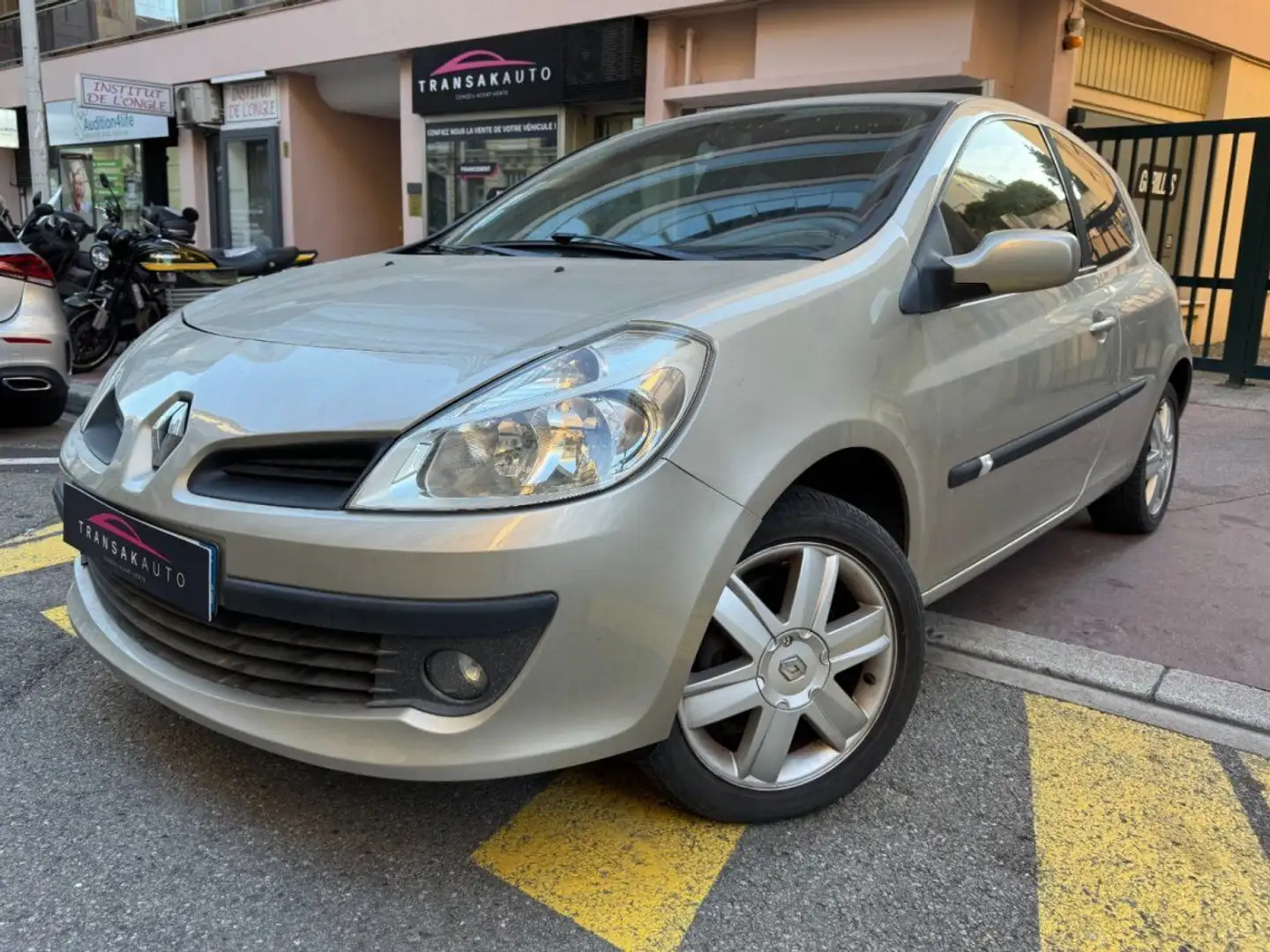 Renault Clio III 2.0l 16V 140CV Privilège Beige - 1