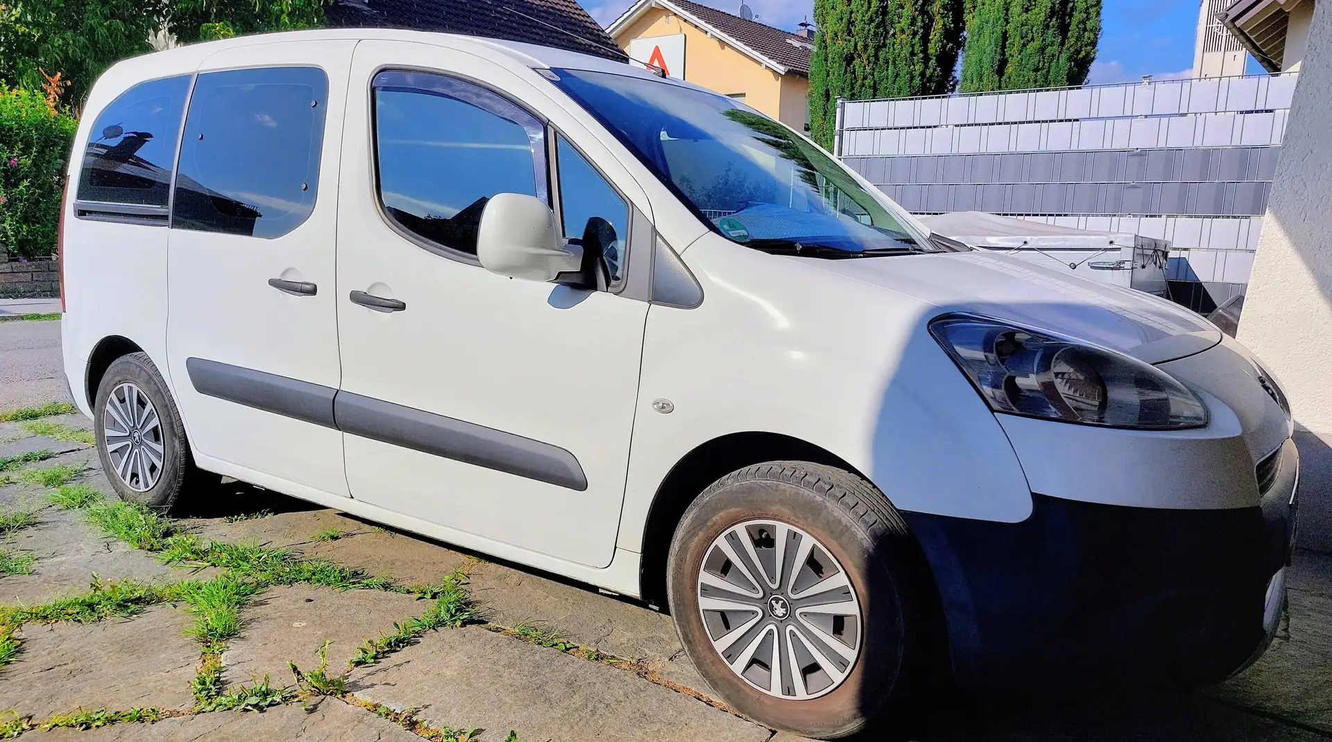 Peugeot Partner Partner Tepee Lion Edition 1,6 e-HDi 92 FAP Lion Edition Weiß - 1