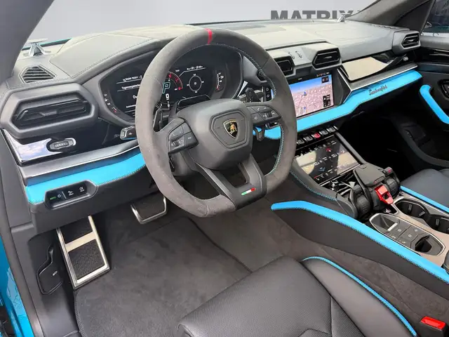 Lamborghini Urus view 3