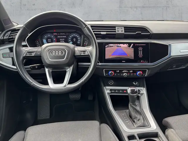 Audi Q3 view 9