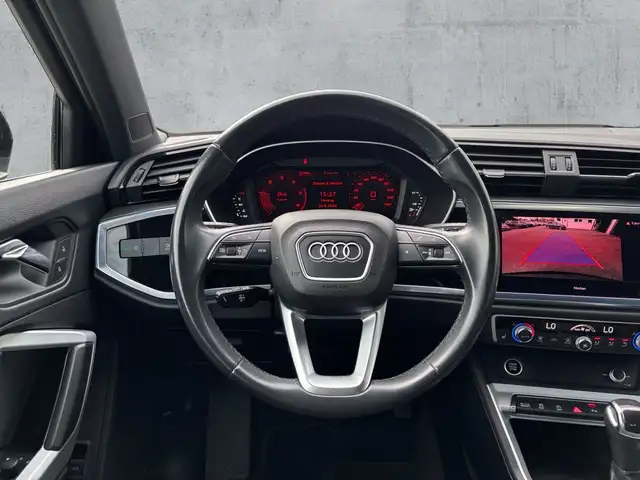Audi Q3 view 10