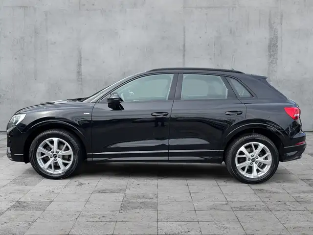 Audi Q3 view 4