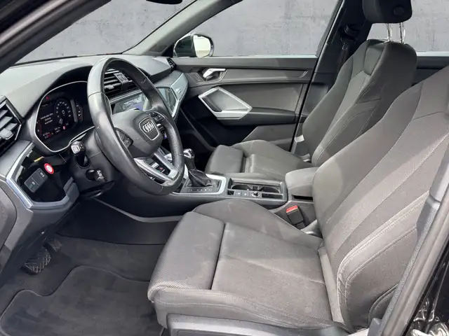 Audi Q3 view 12