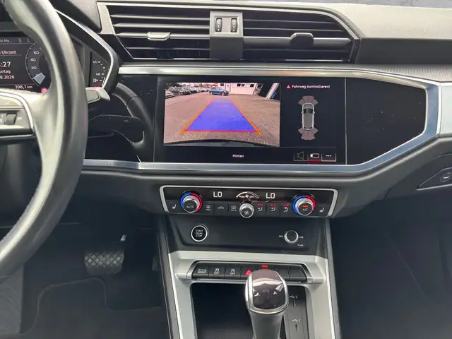 Audi Q3 view 11