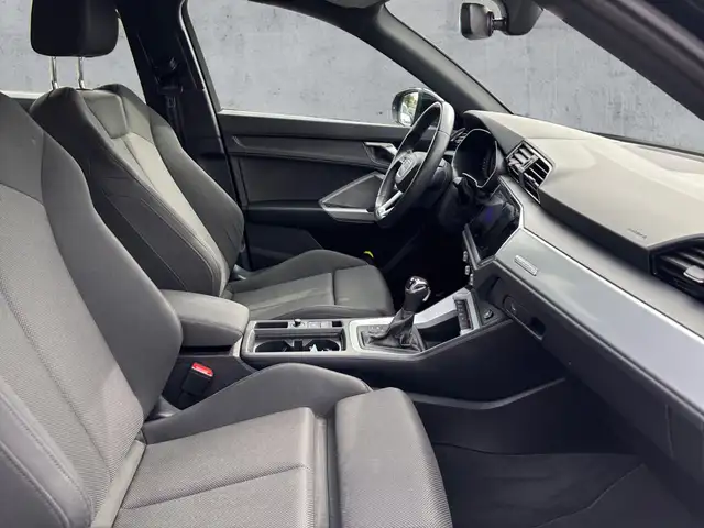 Audi Q3 view 13