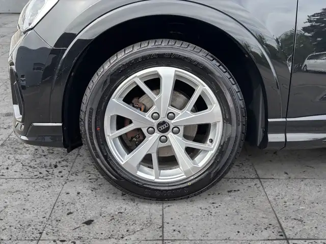 Audi Q3 view 8