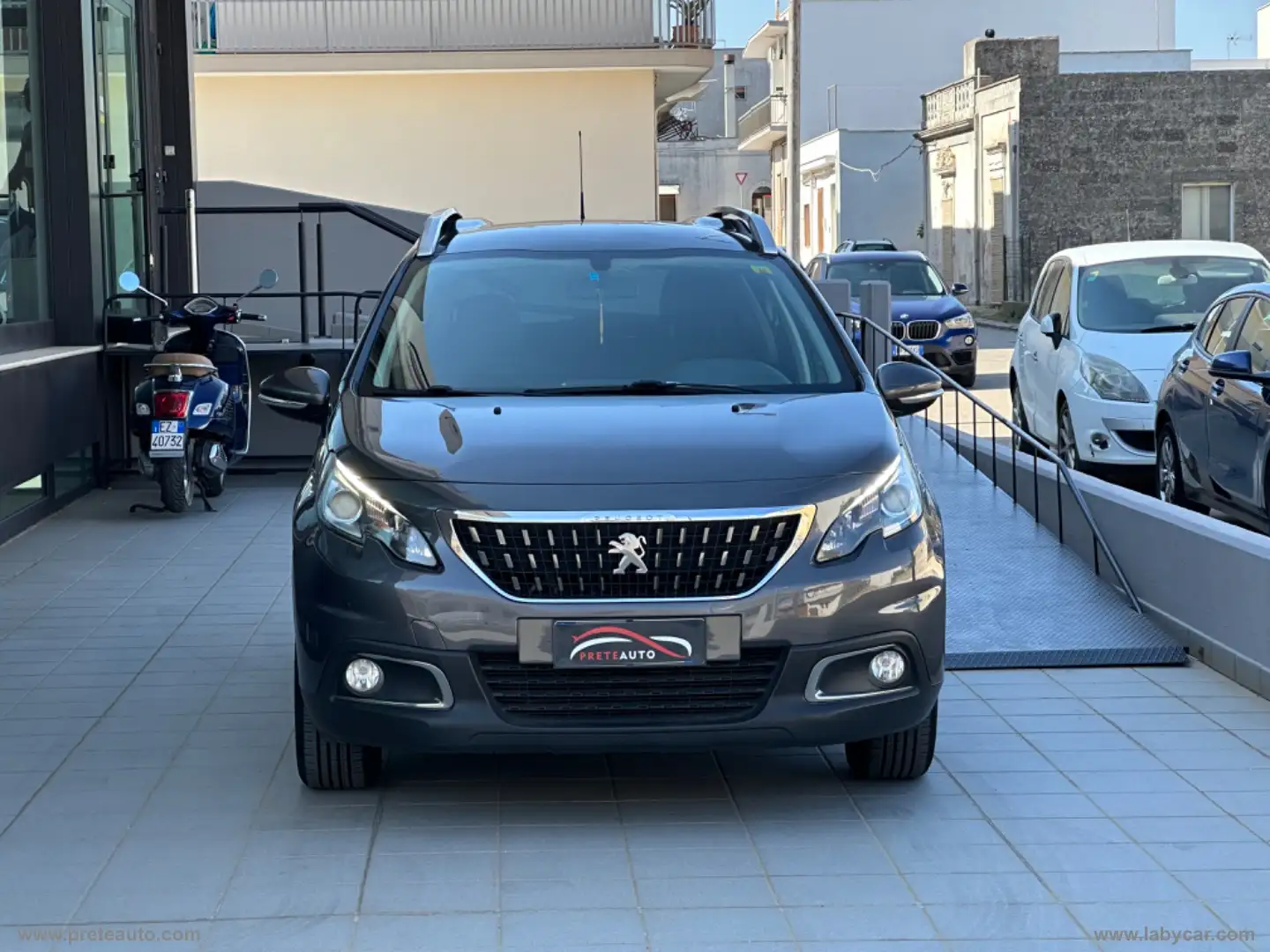 Peugeot 2008 BlueHDi 75 Active Grau - 2