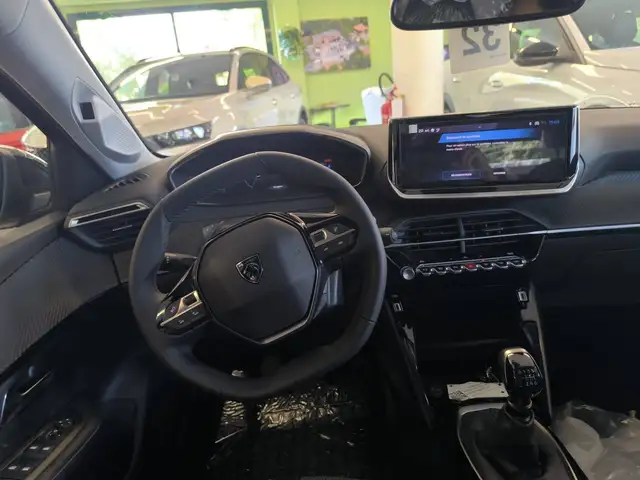Peugeot 208 view 11