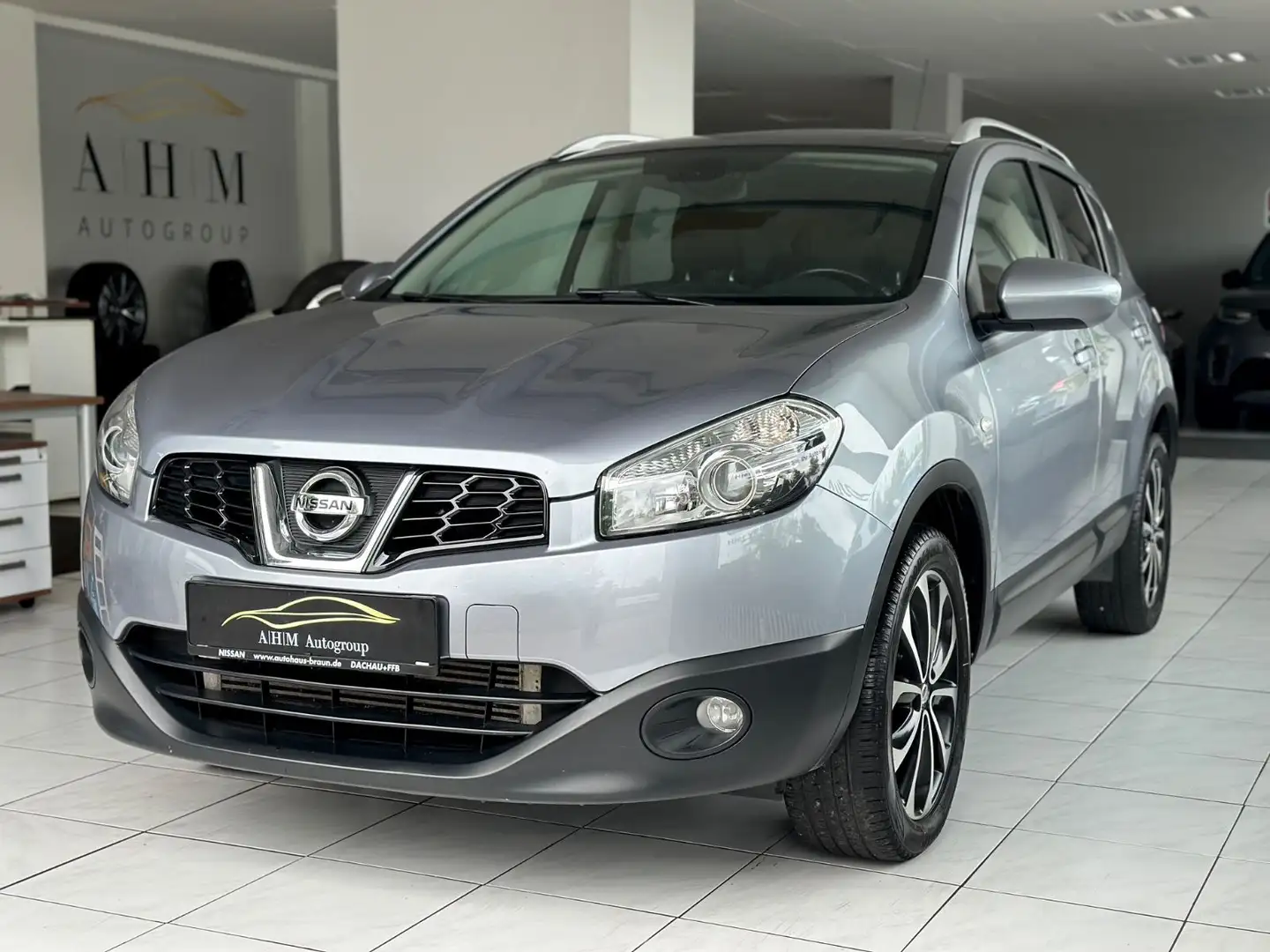 Nissan Qashqai 2.0 dCi 4X4 Aut./Panorama/AHK/Navi/RCam/ Grau - 1