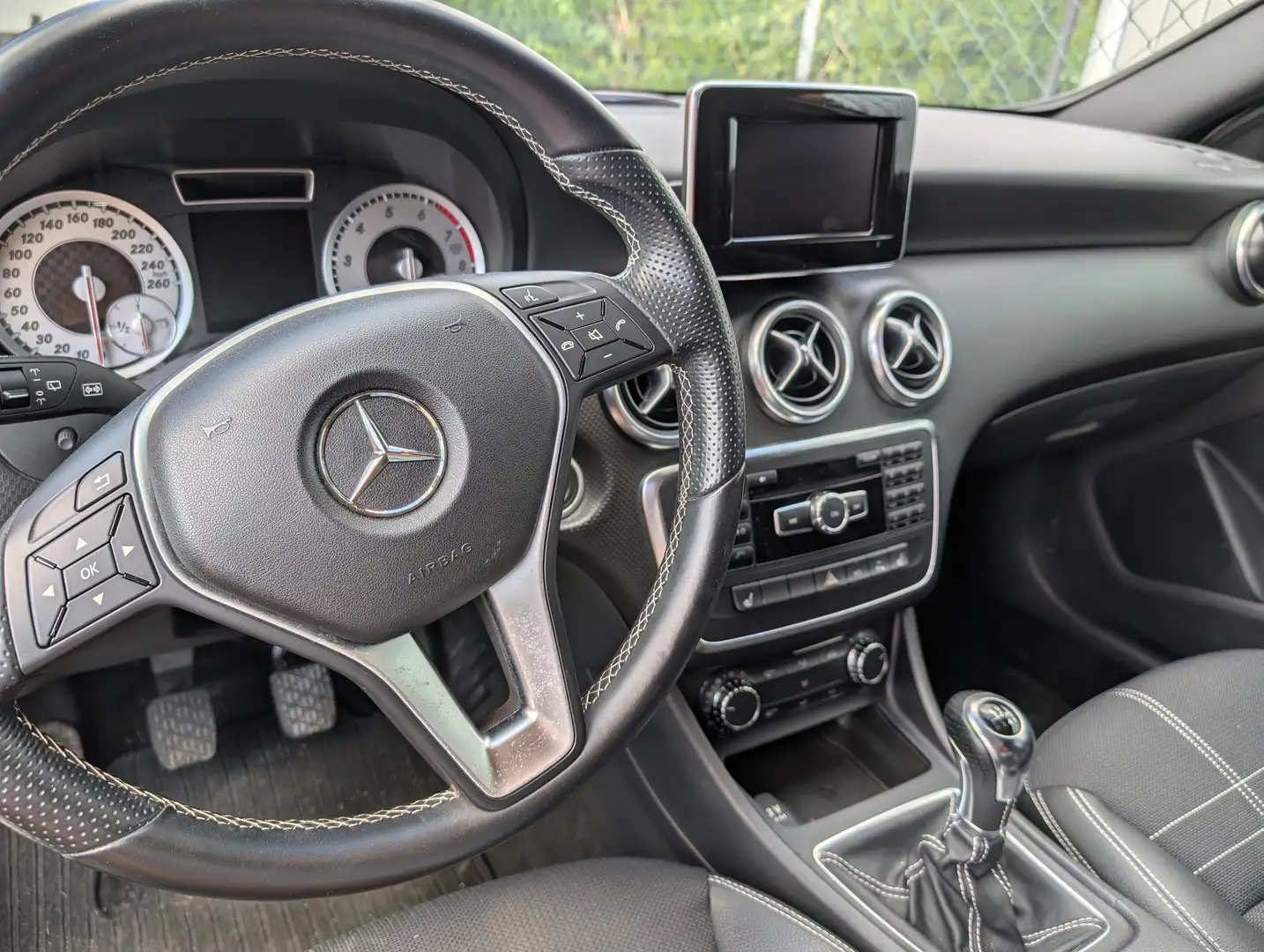 Mercedes-Benz A 180 A 180 (BlueEFFICIENCY) Weiß - 2