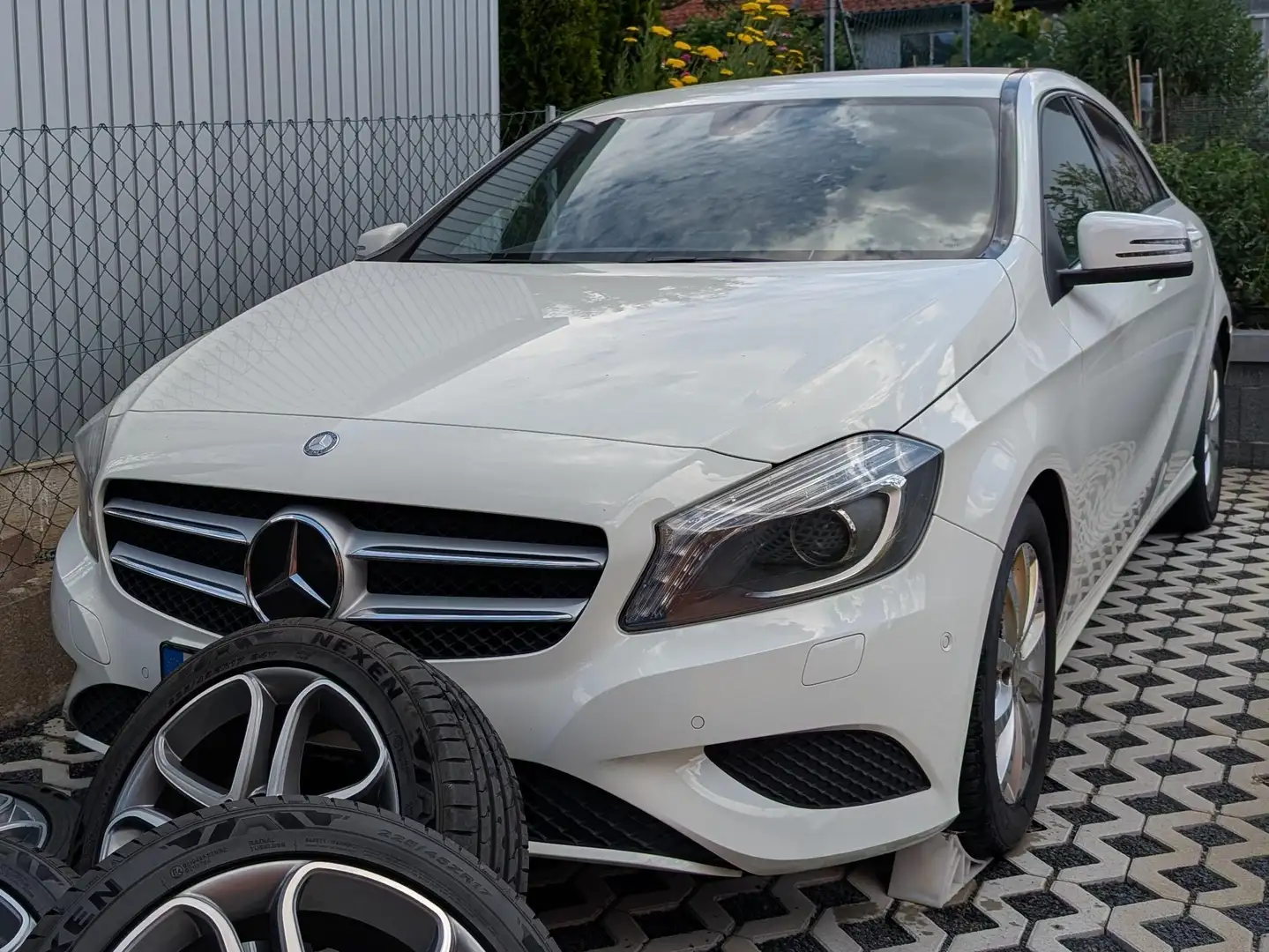 Mercedes-Benz A 180 A 180 (BlueEFFICIENCY) Weiß - 1