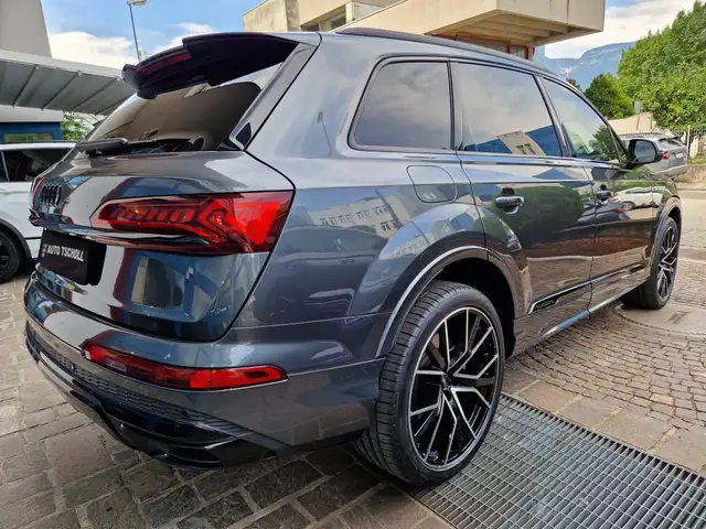 Audi Q7 view 3