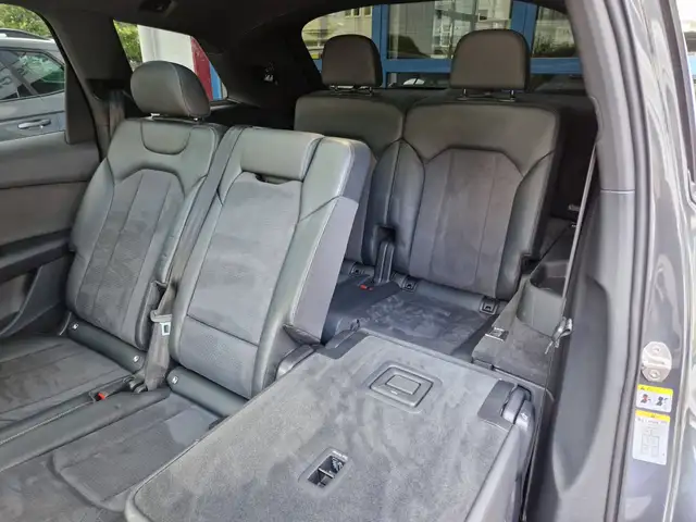Audi Q7 view 17