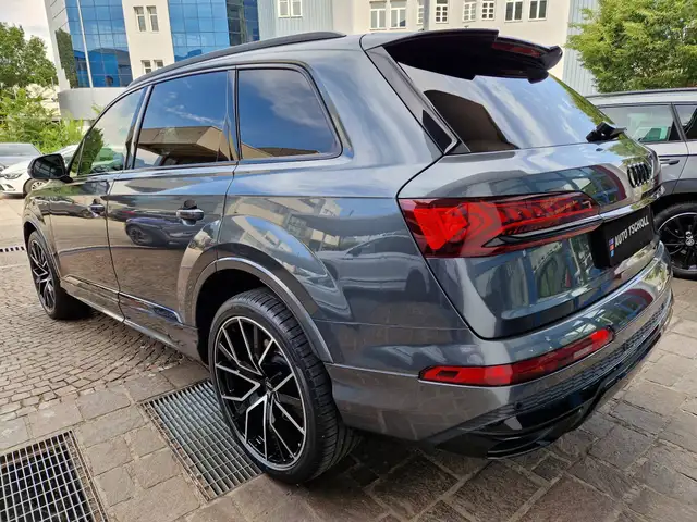 Audi Q7 view 4