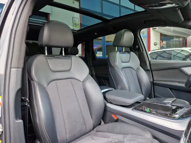 Audi Q7 view 9