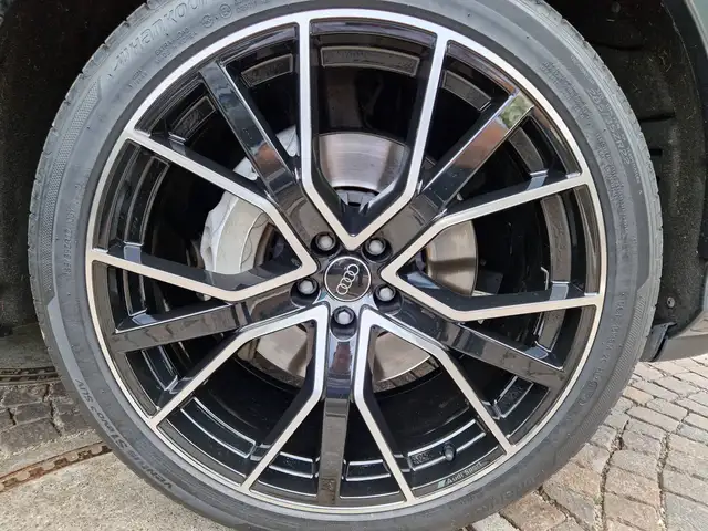 Audi Q7 view 7