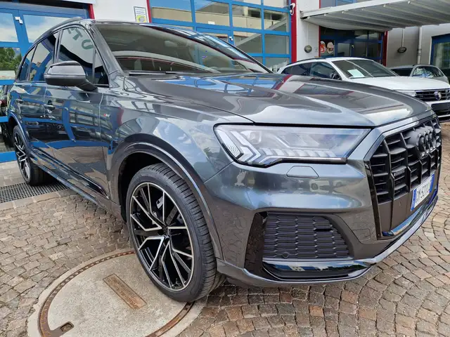 Audi Q7 view 2