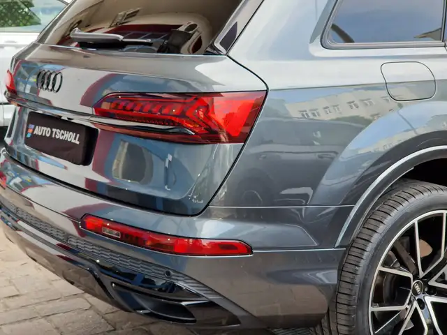 Audi Q7 view 5