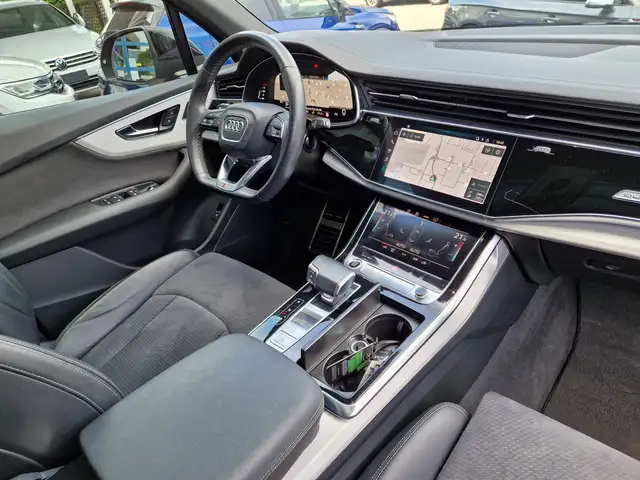 Audi Q7 view 8
