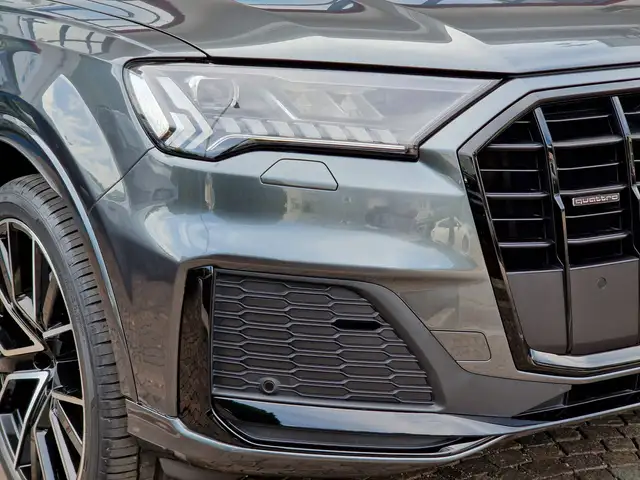Audi Q7 view 6