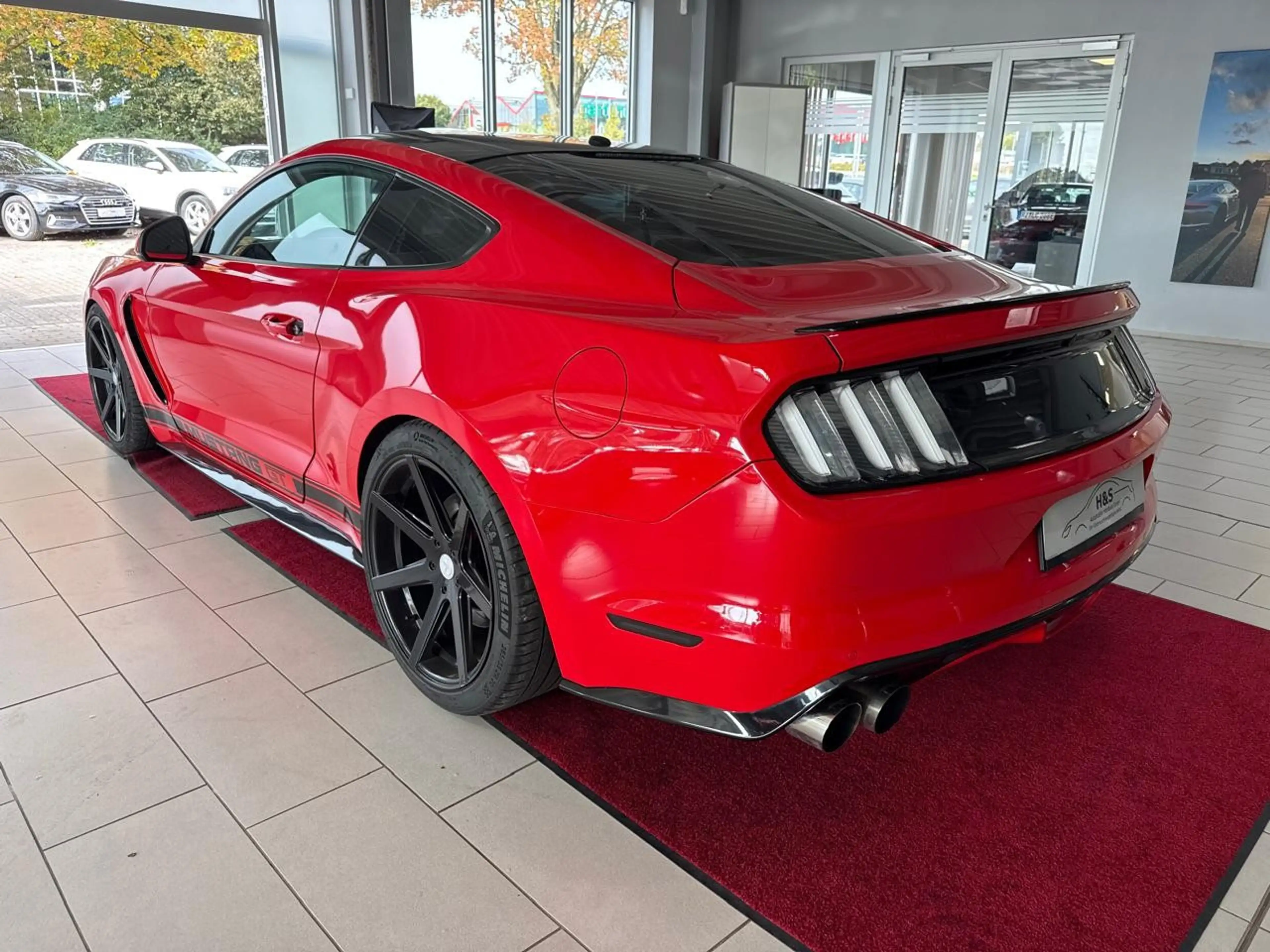 Ford Mustang GT Fastback — photo 2