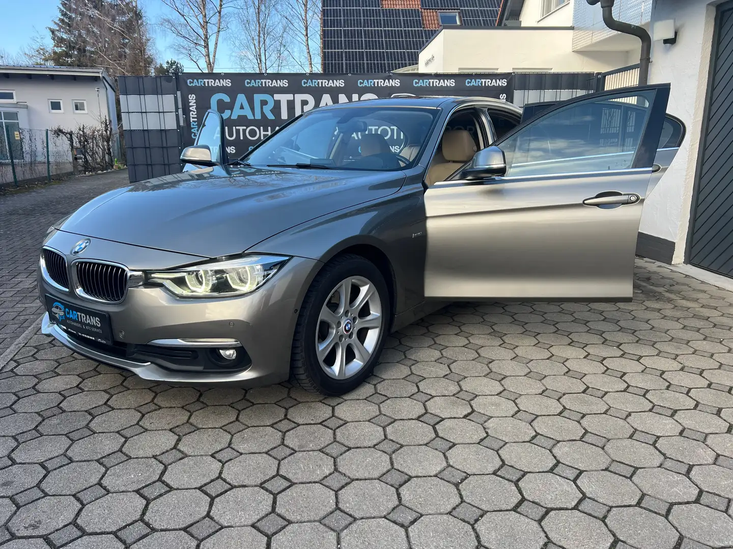 BMW 318 d Luxury Line + LED + Leder + NAVI +0%FINANZIERUNG Grau - 1