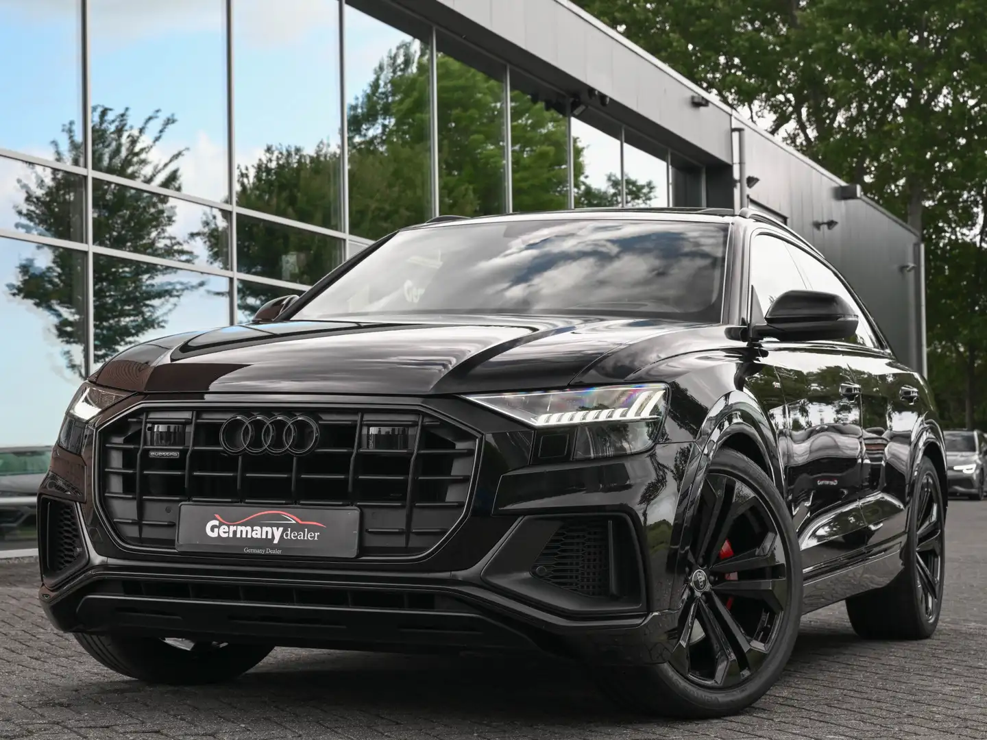 Audi Q8 55TFSI 340PK V6 Quattro S-Line Black Optic Lucht P Zwart - 1