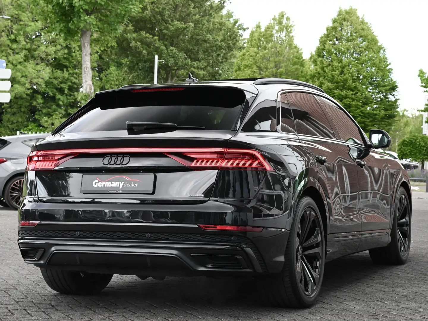 Audi Q8 55TFSI 340PK V6 Quattro S-Line Black Optic Lucht P Zwart - 2