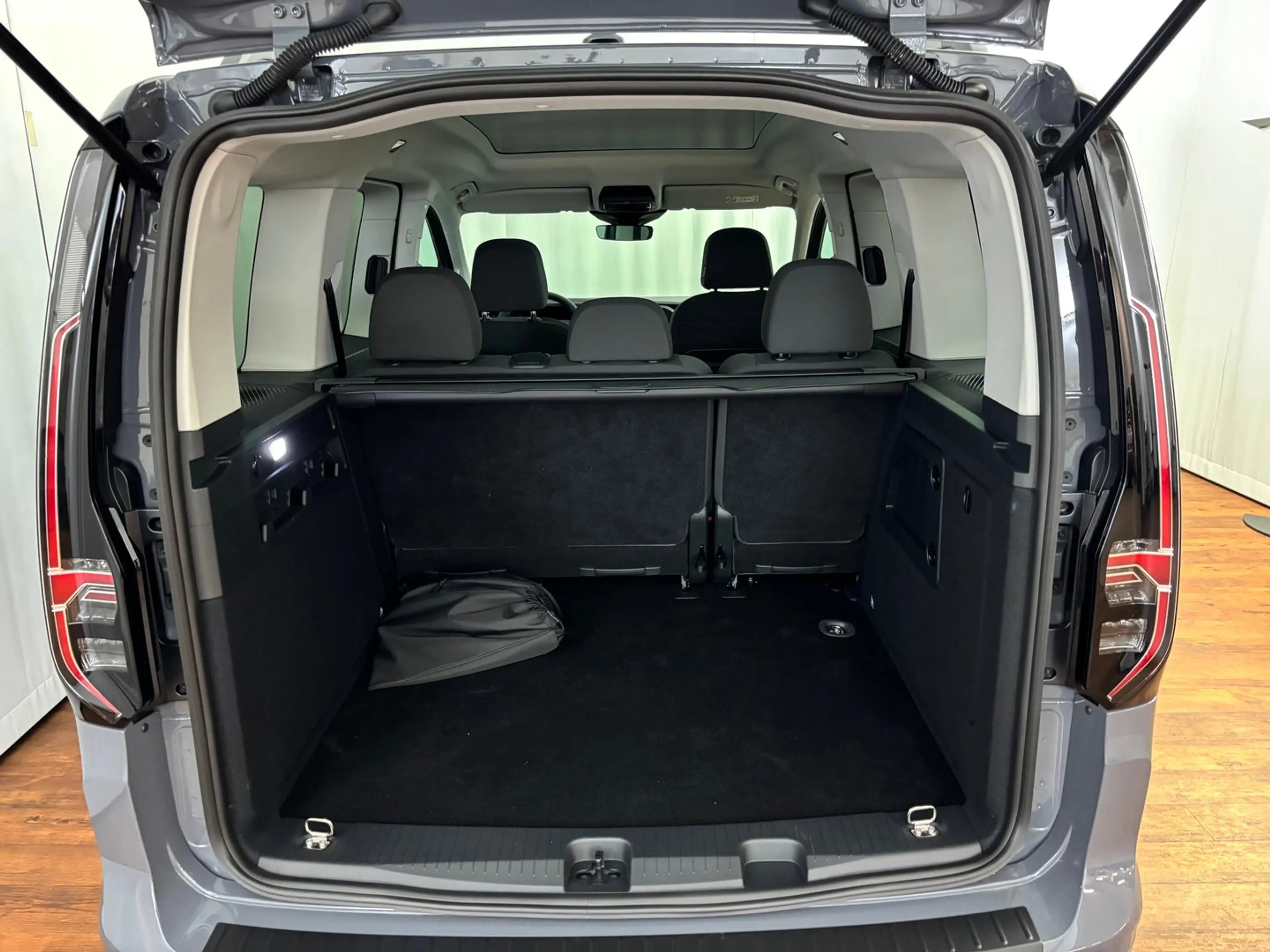 Volkswagen Caddy Dark Label eHybrid 110 kW — photo 10