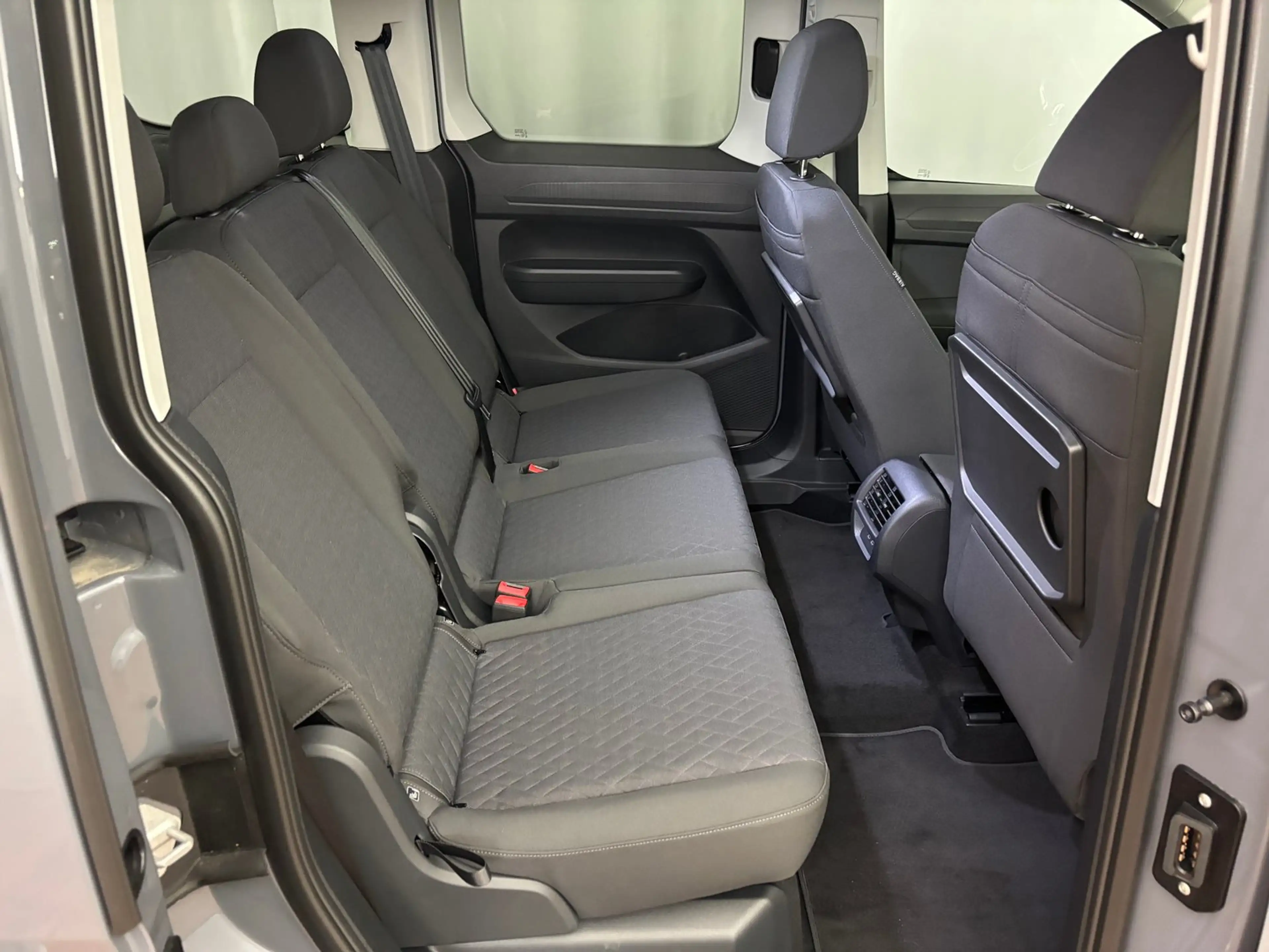 Volkswagen Caddy Dark Label eHybrid 110 kW — photo 7