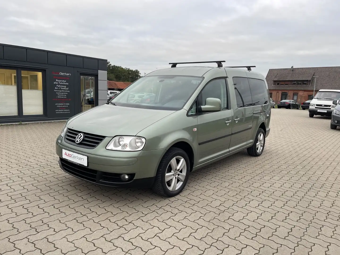 Volkswagen Caddy Maxi 2.0 TDI Life Team 7-Sitzer TÜV NEU Grün - 1