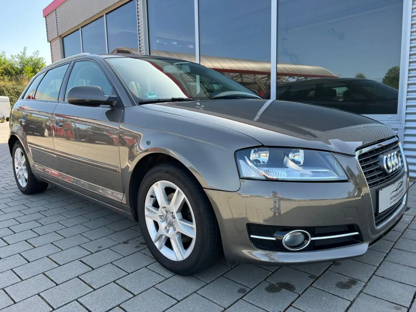 Audi A3 Sportback 1.6 TDI Attraction*KLIMAAUTOM*EURO5 Grau - 1