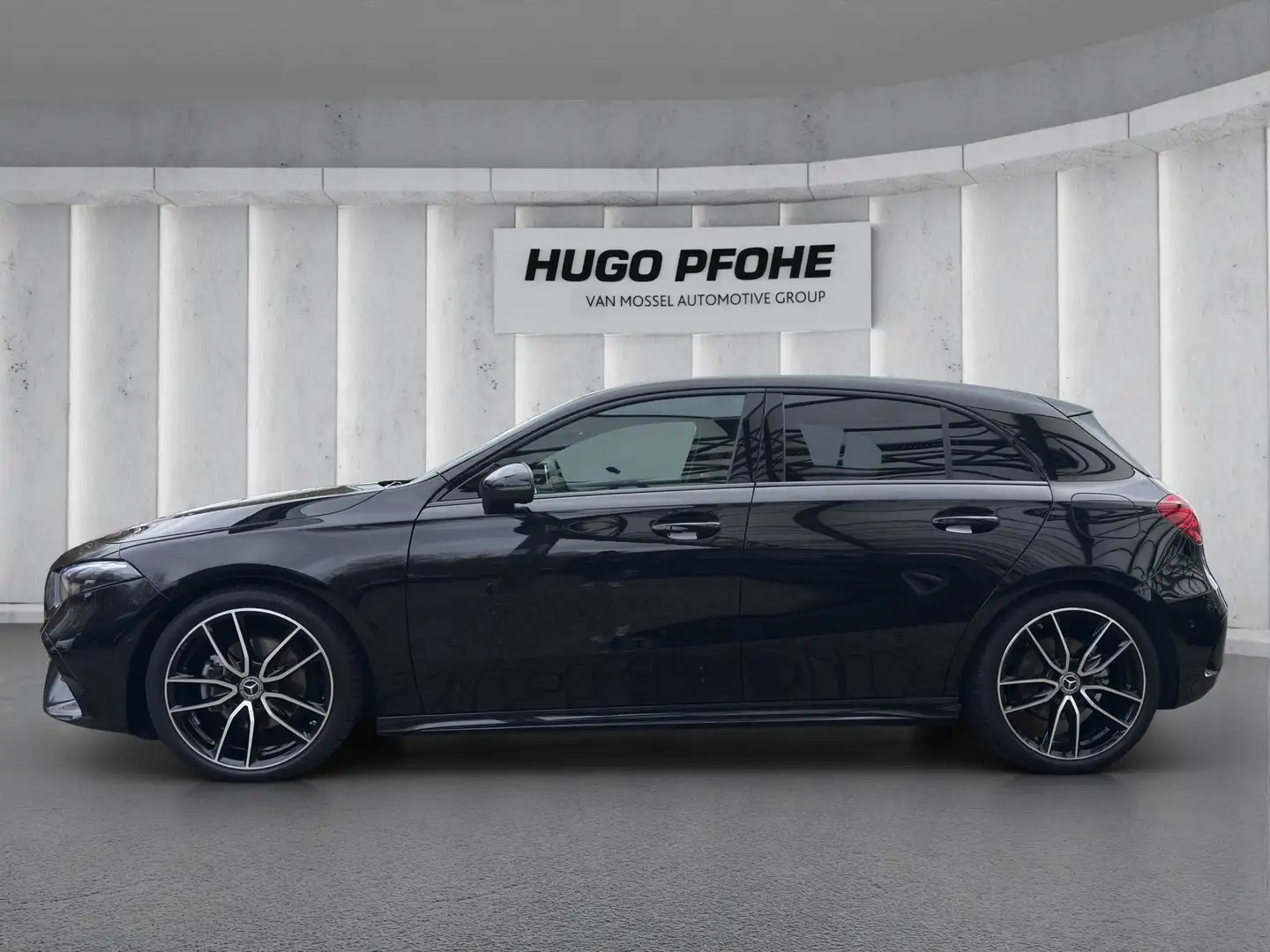 Mercedes-Benz A 200 AMG Line (EURO 6e) Schwarz - 2