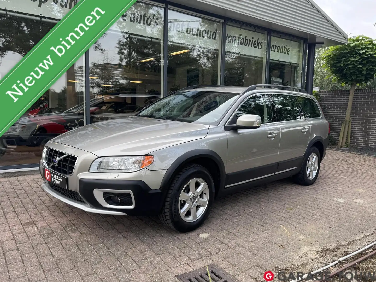 Volvo XC70 2.4 D5 Summum Automaat Youngtimer Gris - 1