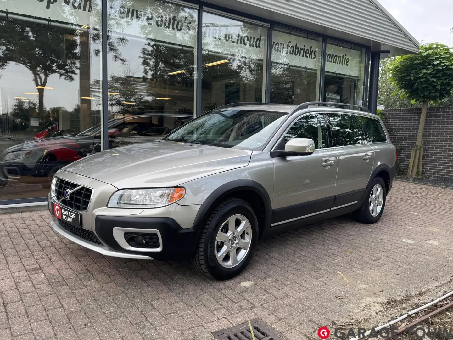 Volvo XC70 2.4 D5 Summum Automaat Youngtimer Сірий - 1