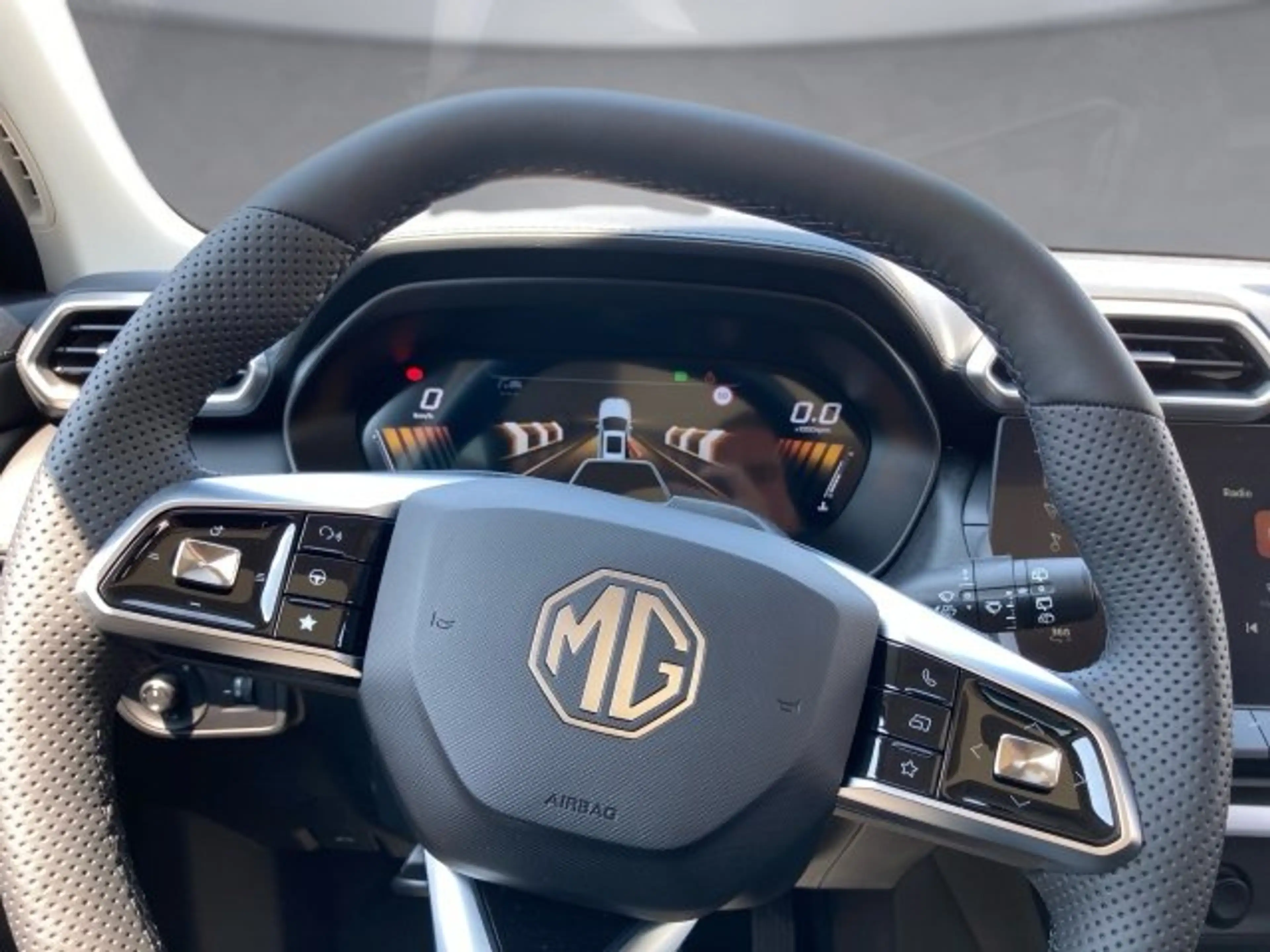 MG ZS HEV Luxury MY26 — photo 9
