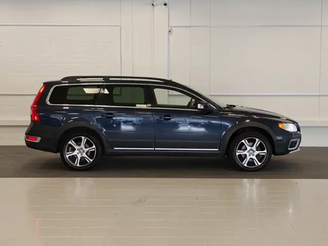 Volvo XC70 view 4