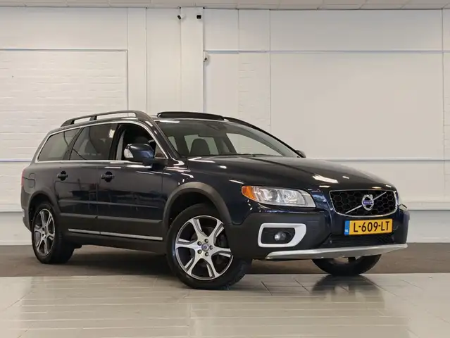 Volvo XC70 view 2