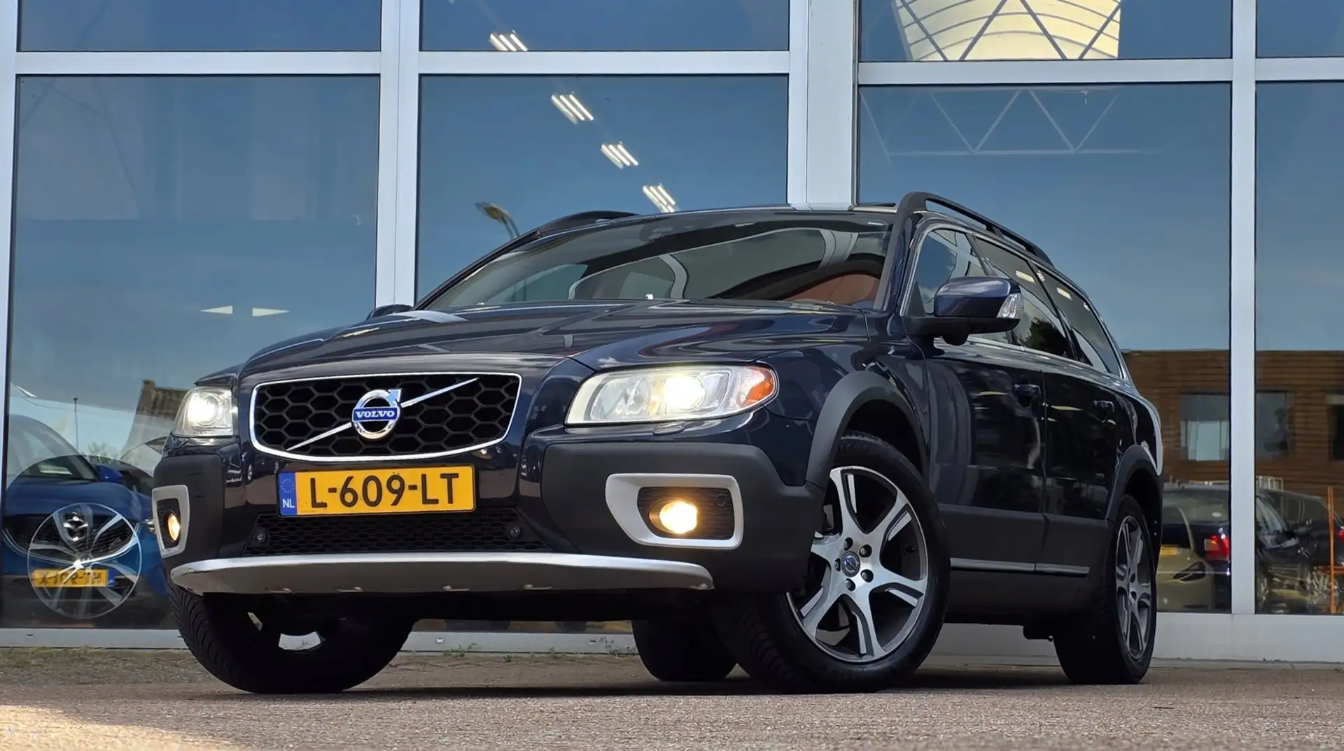 Volvo XC70 3.0 T6 Momentum Xenon Leer Navi Mooi! Trekhaak Vol Bleu - 1