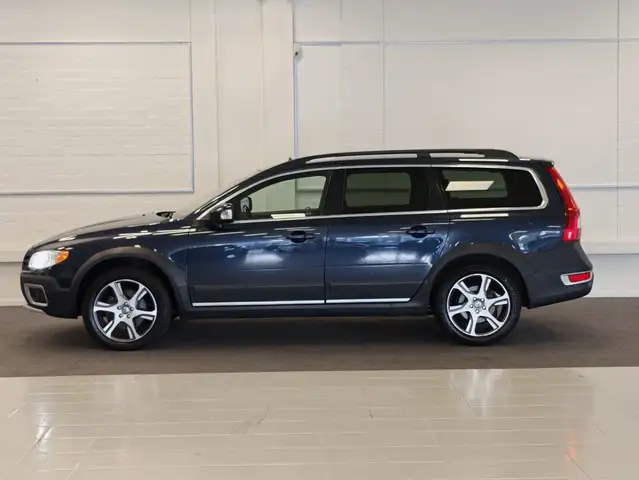 Volvo XC70 view 3