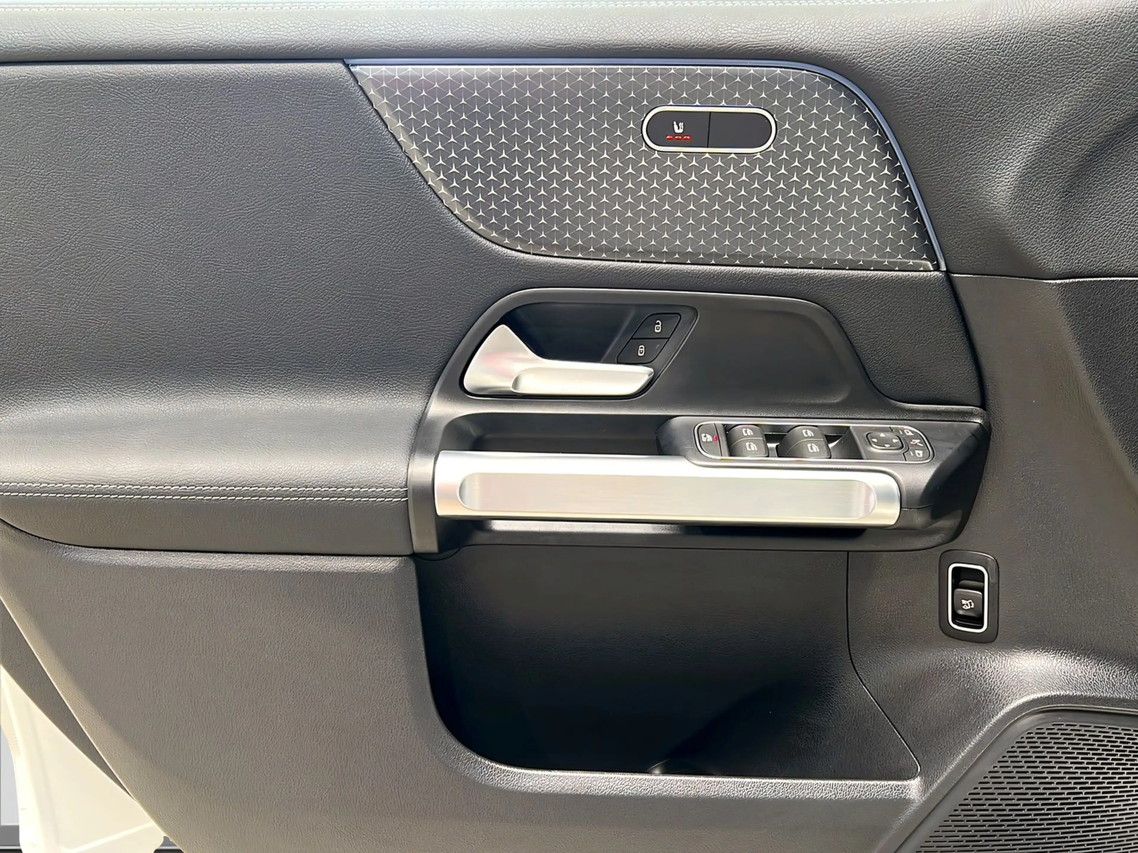 Mercedes-Benz EQB 250 + PROGRESSIVE+LED+Kamera+Ambi+LrHz+7 Sitz — photo 13