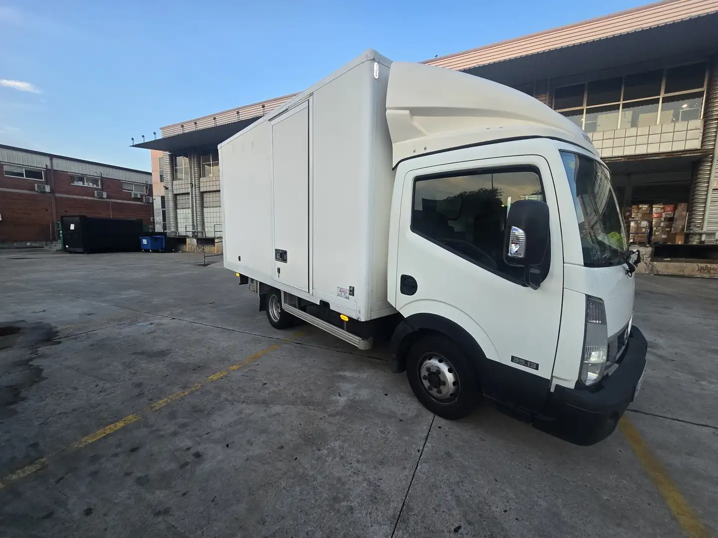 Nissan Cabstar 35.13/1 Cabina Abatible Premium - 1