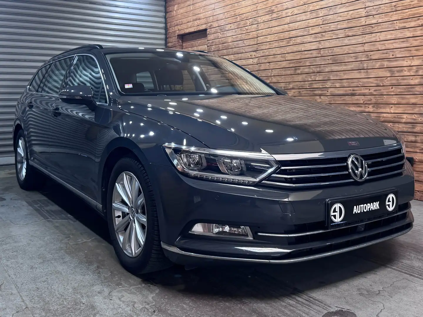 Volkswagen Passat Variant Comfortline/Pano/360Kamera/AHK/  Massage-Sitze/LED Gris - 1