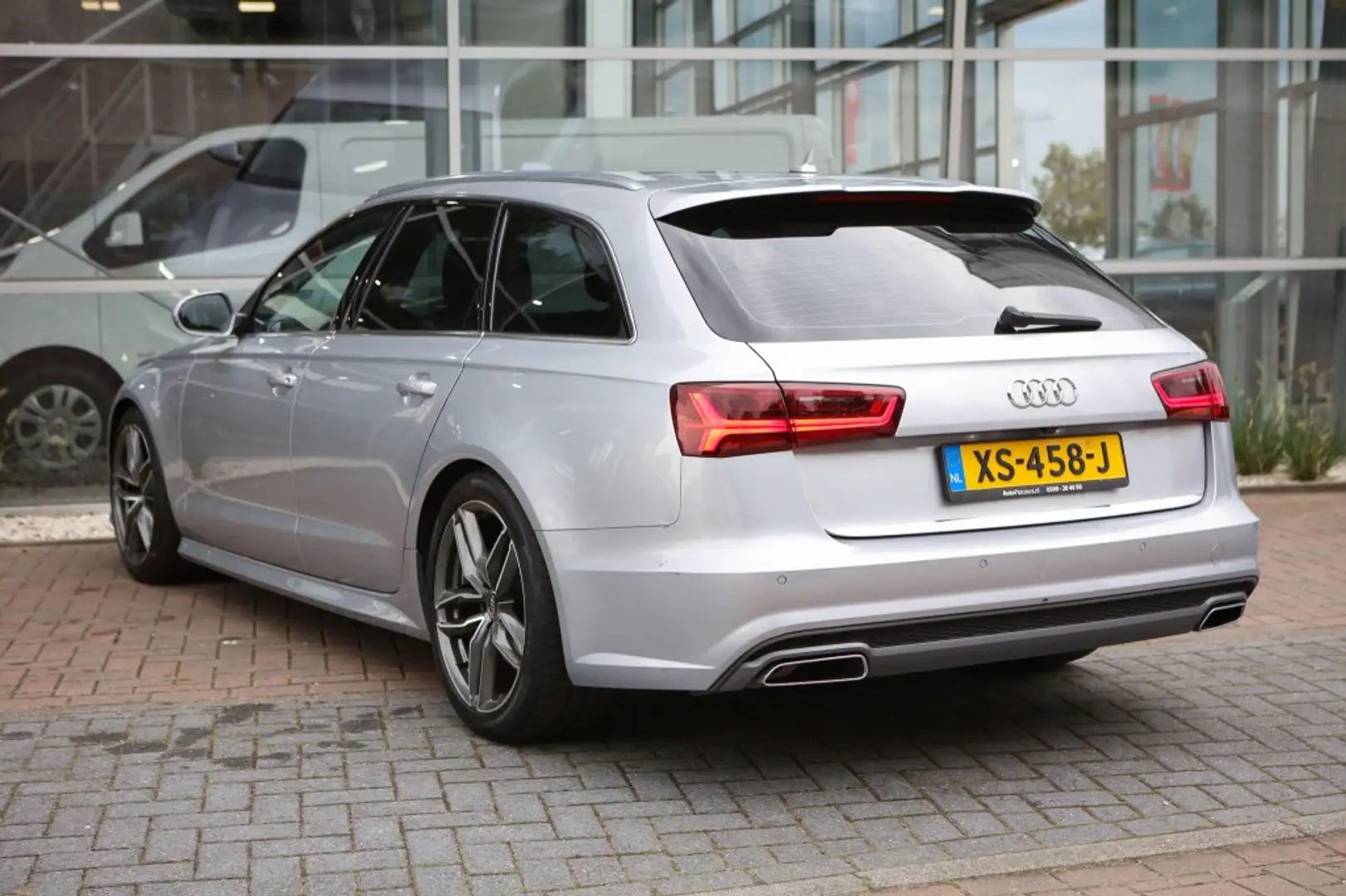 Audi A6 Avant 2.0 TDI u. Adv.Sport Grau - 2