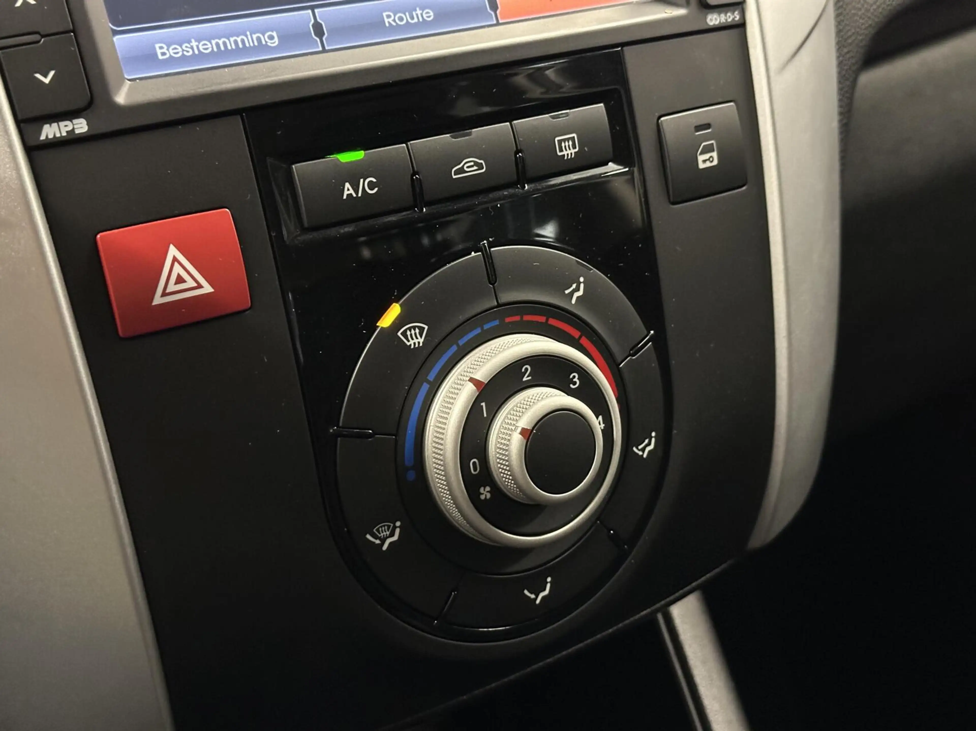Kia Venga 1.4 CVVT Seven NAVI CAMERA ECC CRUISE LM TREKHAAK — photo 35